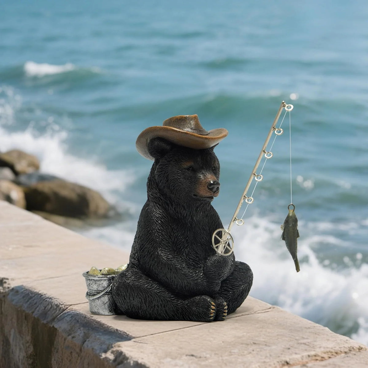 Hodao Resin Fishing Bear Figurine Figure Model, Rustic Black Bear Decor with Cowboy Hat, Fishing Rod, Hanging Fish and Bait Bucket, Outdoorsman Tabletop Statue for Cabin Lodge, Lake House, Shelf, Mantel, Office, Angler Fisher